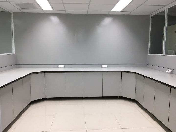Bàn Thí Nghiệm Áp Tường Là Gì? Ưu Điểm 5 Bàn thí nghiệm áp tường có hộc tủ kín phía dưới-1