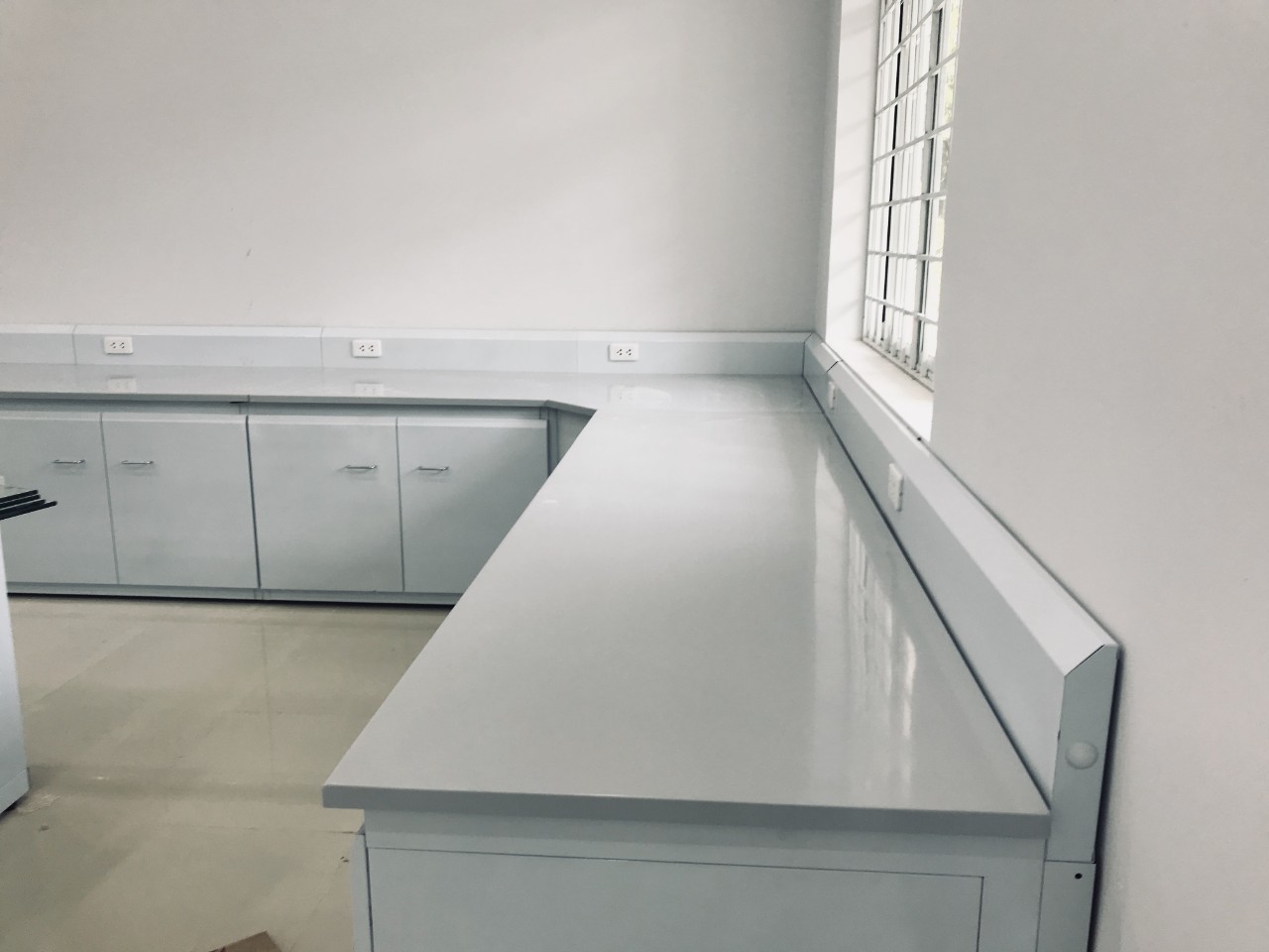 Bàn Thí Nghiệm Áp Tường Là Gì? Ưu Điểm 7 đặc điểm bàn thí nghiệm áp tường