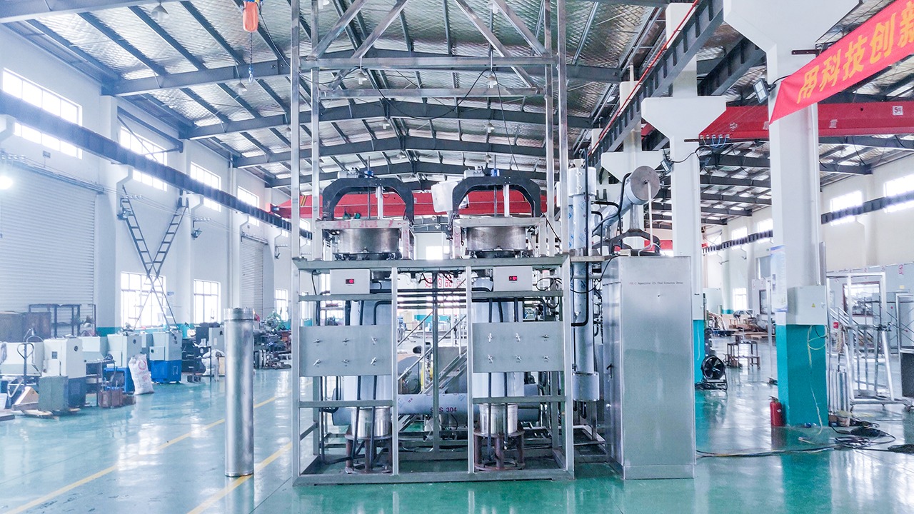 Máy Chiết Tinh Dầu CO2 Siêu Tới Hạn: Giải Pháp Công Nghệ Cao Cho Năng Suất Vượt Trội 5 Áp dụng máy chiết tinh dầu CO2 trong sản xuất