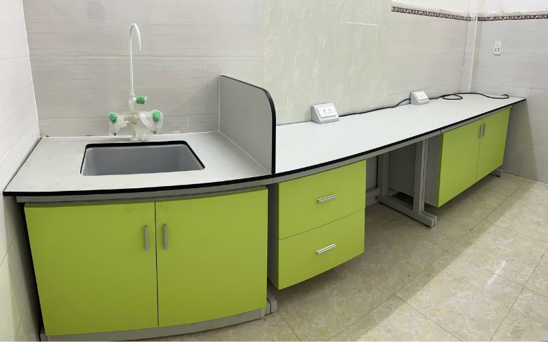 Bàn thí nghiệm vật lý học sinh - Nội thất phòng thí nghiệm trường học 14 Bàn thí nghiệm vật lý tích hợp điện phù hợp với phòng thực hành thường xuyên triển khai các bài liên quan đến mạch điện